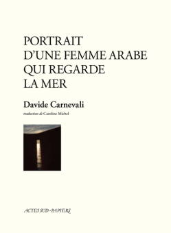 Portrait d'une femme arabe qui regarde l