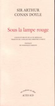 Sous la lampe rouge